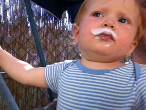 erőművész kefír bajusszal