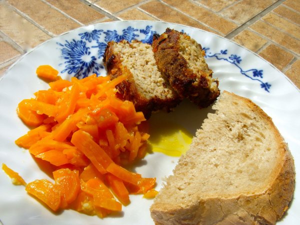 Kell egy kis fasírt a répához